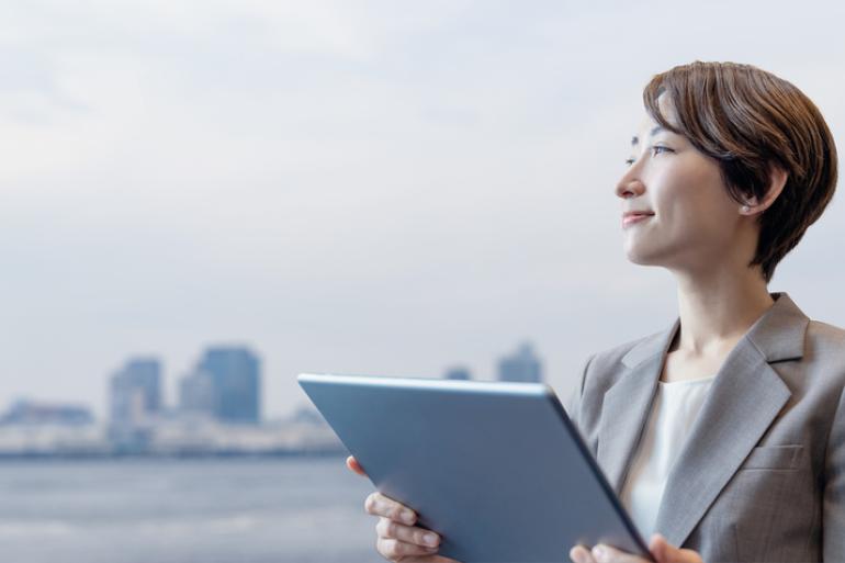 Mujer con una tableta digital en la mano